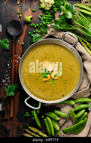 Crema di verdure zuppa su scuro dello sfondo rustico Foto Stock