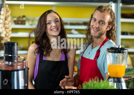 Ritratto di sorridere shop assistenti insieme permanente in materia di salute negozio di alimentari Foto Stock