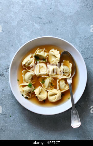 In casa tortellini in brodo.vista superiore Foto Stock