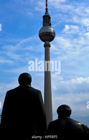 Statua di Marx e Engels in Marx ed Engels Platz con Fernsehturm.Berlino. Germania Foto Stock
