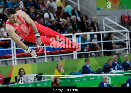 Rio de Janeiro, Brasile. 08 agosto 2016 Kristian Thomas (GBR) esegue sulla barra orizzontale durante gli uomini del team artistico finale al 2016 Olympic Summe Foto Stock