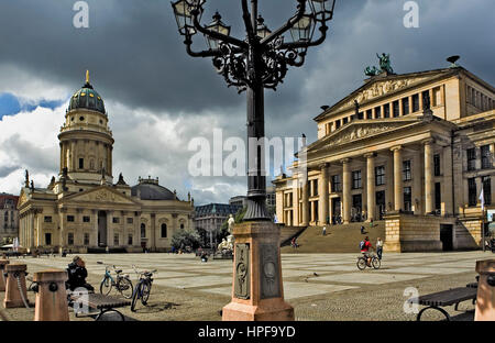 La piazza Gendarmenmarkt. A destra Koncerthaus e a sinistra Deutscher Dom.Berlino. Germania Foto Stock