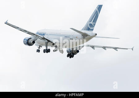 Piano Airbus A310, della Compagnia TAROM, è tenuto fuori da Madrid - Barajas, Adolfo SUAREZ aeroporto. Volo di antenna. Giornata di sole con nuvole. Aria rumeno Foto Stock