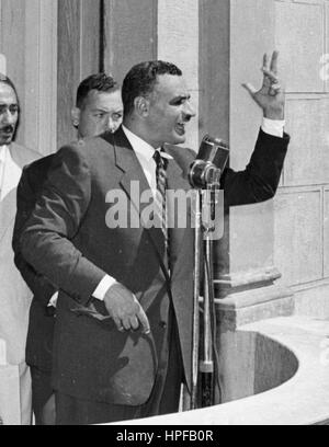 Presidente Gamal Abdel Nasser risolve la folla dopo il suo ritorno da Alessandria dove egli ha proclamato la nazionalizzazione del Canale di Suez, il Cairo, Egitto, 07/31/1956. Foto Stock