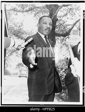 Rev Martin Luther King Jr a Gracie Mansion conferenza stampa, New York, NY, 30/07/1964. Foto Stock