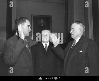 Richard Nixon M (sinistra) essendo giurato in dal Vicepresidente Alben Barkley (destra) come il senatore repubblicano dalla California, Washington, DC, 01/1951. Foto Stock