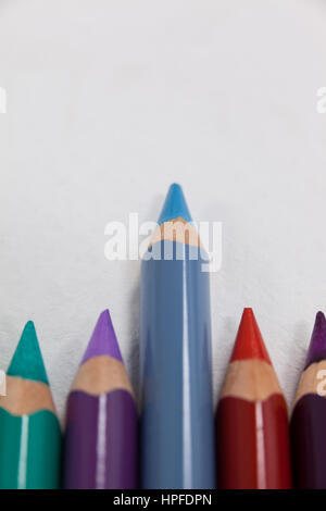 Matita rossa in piedi fuori da un mazzo di matite colorate, il concetto di  leadership Foto stock - Alamy