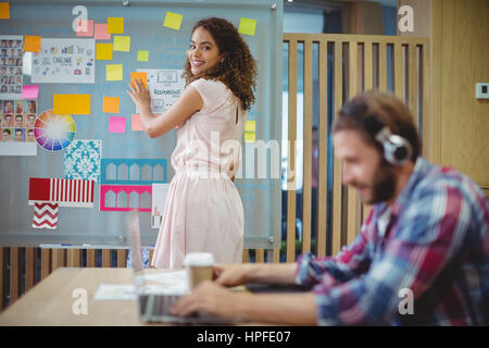 Ritratto di donna graphic designer in piedi vicino a lavagna in office Foto Stock