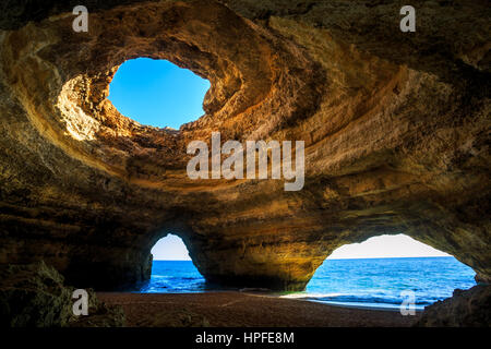 Grotta naturale sul mare, a Benagil, Algarve, PORTOGALLO Foto Stock