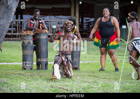 Danza tradizionale per i turisti, Victoria Falls, Zimbabwe Foto Stock