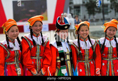 Le giovani ragazze in Deel tradizionali vestiti, Festival di mongola costume nazionale, Ulaanbaatar, in Mongolia Foto Stock