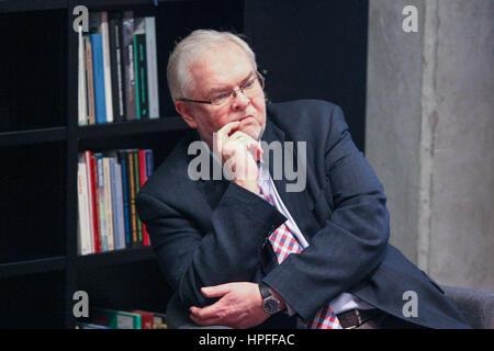 Gdansk, Polonia. Il 21 febbraio 2017. Il prof. Andrzej Rychard durante una lezione si è visto il 21 febbraio 2017 nella solidarietà europea nel centro di Danzica, Polonia. Rychard è un sociologo polacco, professore di scienze umanistiche, docente universitario, direttore dell Istituto di filosofia e sociologia dell Accademia polacca delle scienze. Credito: Michal Fludra/Alamy Live News Foto Stock