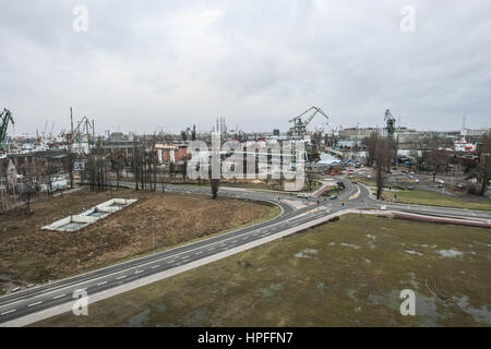 Gdansk, Polonia. Il 21 febbraio 2017. Cantiere di Danzica area con gru di cantiere è visto il 21 febbraio 2017 a Danzica, Polonia . meteorologi predire prossimi giorni di freddo e pioggia, con neve alla fine della settimana . Credito: Michal Fludra/Alamy Live News Foto Stock