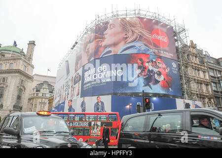 Londra, Regno Unito. Il 21 febbraio, 2017. Temperary pannelli pubblicitari coprire i ponteggi mentre si continua a lavorare su nuove luci di Piccadilly. Credito: claire doherty/Alamy Live News Foto Stock