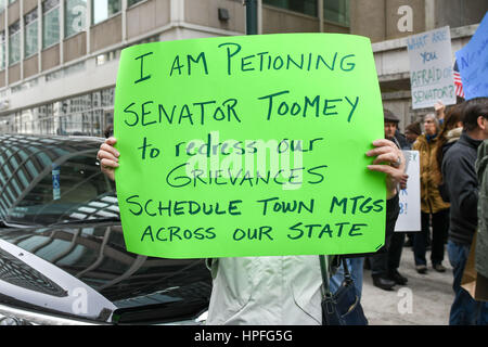 Philadelphia, Pennsylvania, USA. Il 21 febbraio, 2017. Manifestanti circondano il senatore repubblicano Toomey centro città ufficio nel centro cittadino di Philadelphia e a tentare di forzare il senatore Toomey per tenere un municipio riunione in Philadelphia PA Credito: Ricky Fitchett/ZUMA filo/Alamy Live News Foto Stock