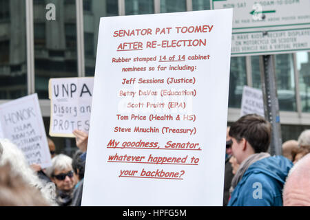 Philadelphia, Pennsylvania, USA. Il 21 febbraio, 2017. Manifestanti circondano il senatore repubblicano Toomey centro città ufficio nel centro cittadino di Philadelphia e a tentare di forzare il senatore Toomey per tenere un municipio riunione in Philadelphia PA Credito: Ricky Fitchett/ZUMA filo/Alamy Live News Foto Stock