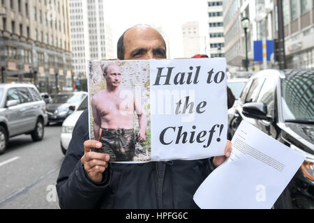 Philadelphia, Pennsylvania, USA. Il 21 febbraio, 2017. Manifestanti circondano il senatore repubblicano Toomey centro città ufficio nel centro cittadino di Philadelphia e a tentare di forzare il senatore Toomey per tenere un municipio riunione in Philadelphia PA Credito: Ricky Fitchett/ZUMA filo/Alamy Live News Foto Stock