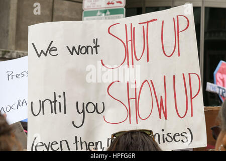 Philadelphia, Pennsylvania, USA. Il 21 febbraio, 2017. Manifestanti circondano il senatore repubblicano Toomey centro città ufficio nel centro cittadino di Philadelphia e a tentare di forzare il senatore Toomey per tenere un municipio riunione in Philadelphia PA Credito: Ricky Fitchett/ZUMA filo/Alamy Live News Foto Stock