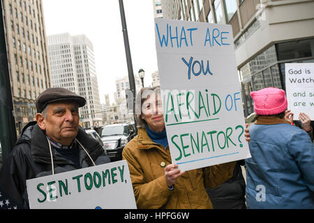 Philadelphia, Pennsylvania, USA. Il 21 febbraio, 2017. Manifestanti circondano il senatore repubblicano Toomey centro città ufficio nel centro cittadino di Philadelphia e a tentare di forzare il senatore Toomey per tenere un municipio riunione in Philadelphia PA Credito: Ricky Fitchett/ZUMA filo/Alamy Live News Foto Stock