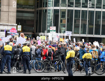 Philadelphia, Pennsylvania, USA. Il 21 febbraio, 2017. Manifestanti circondano il senatore repubblicano Toomey centro città ufficio nel centro cittadino di Philadelphia e a tentare di forzare il senatore Toomey per tenere un municipio riunione in Philadelphia PA Credito: Ricky Fitchett/ZUMA filo/Alamy Live News Foto Stock