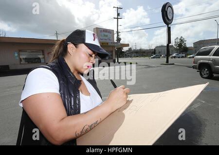 Napa Valley, CA, Stati Uniti d'America. Xvi Feb, 2017. Napan Juanita Alvarez fa un segno di trasportare in un rally e marzo si terrà al La Morenita Mercato il giovedì pomeriggio come parte dell''Day senza immigrati. Credito: Napa Valley Register/ZUMA filo/Alamy Live News Foto Stock