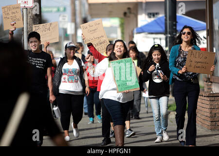 Napa Valley, CA, Stati Uniti d'America. Xvi Feb, 2017. Circa 70 persone hanno partecipato a un rally e marzo nei pressi di La Morenita mercato come parte dell''Day senza immigrati. Credito: Napa Valley Register/ZUMA filo/Alamy Live News Foto Stock