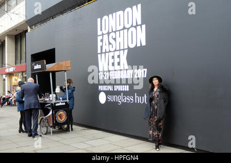 Londra, Regno Unito. Il 21 febbraio, 2017. Ultimo giorno della settimana londinese della moda Febbraio 2017 a BFC Show & presentation space negozio Studios 180 Strand London WC2R 1EA Credito: JOHNNY ARMSTEAD/Alamy Live News Foto Stock