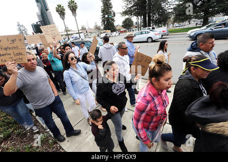 Napa Valley, CA, Stati Uniti d'America. Xvi Feb, 2017. Circa 70 persone hanno partecipato a un rally e marzo nei pressi di La Morenita mercato come parte dell''Day senza immigrati. Credito: Napa Valley Register/ZUMA filo/Alamy Live News Foto Stock