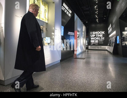 Washington, Distretto di Columbia, Stati Uniti d'America. Il 21 febbraio, 2017. Il Presidente degli Stati Uniti, Donald Trump tours lo Smithsonian National Museum of African American History & Cultura a Washington il 21 febbraio 2017. Photo credit: Kevin Dietsch/CNP/AdMedia Credito: Kevin Dietsch/AdMedia/ZUMA filo/Alamy Live News Foto Stock