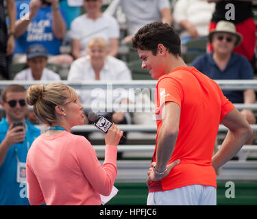 Delray Beach, Palm Beach County, noi. Il 21 febbraio, 2017. Mondo n. 4 classificato canadese MILOS RAONIC viene intervistato dopo la sconfitta di American tennis pro TIM SMYCZEK 6-1, 6-4, durante la Delray Beach Open, ATP World Tour primo round al Delray Beach Tennis Center. Credito: Arnold Drapkin/ZUMA filo/Alamy Live News Foto Stock