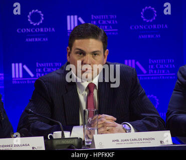 Bogotà, Colombia. Il 21 febbraio, 2017. Ambasciatore Juan Carlos Pinzón, Ambasciata della Colombia per gli Stati Uniti nella concordia vertice di Bogotá, Colombia. Credito: VWPics/Alamy Live News Foto Stock