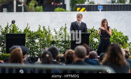 Wellington, Christchurch, Nuova Zelanda. Bill English (L), il primo ministro della Nuova Zelanda. , Partecipa a un servizio per commemorare il 185 morti per il terremoto a Christchurch, Nuova Zelanda, 22 febbraio, 2017. Nuova Zelanda 's seconda città segnato il sesto anniversario mercoledì di quake che ha ucciso 185 persone con lo scoprimento di una lapide per i morti. (Xinhua/Sammy Zhu) (zxj) Credito: Xinhua/Alamy Live News Foto Stock