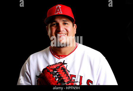 Tempe, AZ, Stati Uniti d'America. Il 21 febbraio, 2017. TEMPE, AZ - FEB. 21, 2017 - Los Angeles gli angeli di Anaheim brocca Eduardo Paredes. Credito: K.C. Alfred/San Diego Union-Tribune/ZUMA filo/Alamy Live News Foto Stock