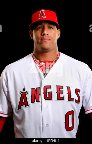 Tempe, AZ, Stati Uniti d'America. Il 21 febbraio, 2017. TEMPE, AZ - FEB. 21, 2017 - Los Angeles gli angeli di Anaheim infielder Yunel Escobar. Credito: K.C. Alfred/San Diego Union-Tribune/ZUMA filo/Alamy Live News Foto Stock