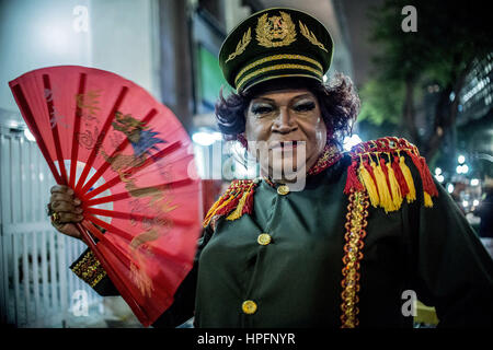 Redonda Band, la più antica del carnevale di São Paulo, fondato e animato da artisti e giornalisti all'altezza della repressione militare, apre la settimana di Carnevale Martedì, 21 febbraio sfilano lungo le strade del centro storico. Sao Paulo il 21 febbraio 2017 | Verwendung weltweit Foto Stock