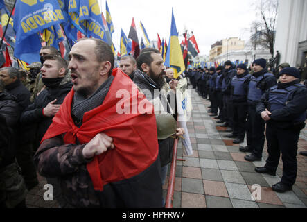 Kiev, Ucraina. Il 22 febbraio, 2017. I membri di gruppi nazionalisti ''settore destro'', ''libertà'' party e ''corpo nazionale'' gridare slogan durante una ''Marco di dignità nazionale'' per celebrare il terzo anniversario della protesta di Maidan al di fuori del Parlamento ucraino a Kiev, in Ucraina, in febbraio. 22, 2017. Credito: Anatolii Stepanov/ZUMA filo/Alamy Live News Foto Stock