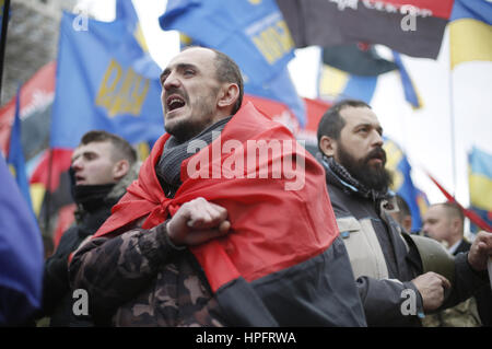 Kiev, Ucraina. Il 22 febbraio, 2017. I membri di gruppi nazionalisti ''settore destro'', ''libertà'' party e ''corpo nazionale'' gridare slogan durante una ''Marco di dignità nazionale'' per celebrare il terzo anniversario della protesta di Maidan al di fuori del Parlamento ucraino a Kiev, in Ucraina, in febbraio. 22, 2017. Credito: Anatolii Stepanov/ZUMA filo/Alamy Live News Foto Stock