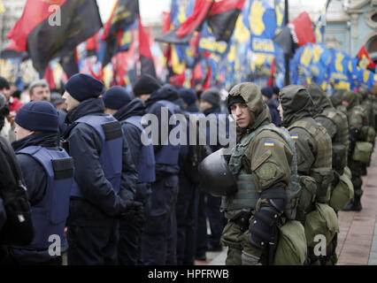 Kiev, Ucraina. Il 22 febbraio, 2017. Gli agenti di polizia hanno visto nella parte anteriore del parlamento ucraino durante una ''Marco di dignità nazionale'' a Kiev, in Ucraina, in febbraio. 22, 2017. Credito: Anatolii Stepanov/ZUMA filo/Alamy Live News Foto Stock