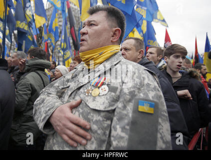 Kiev, Ucraina. Il 22 febbraio, 2017. I membri di gruppi nazionalisti ''settore destro'', ''libertà'' party e ''corpo nazionale'' cantare l'inno nazionale durante una ''Marco di dignità nazionale'' per celebrare il terzo anniversario della protesta di Maidan al di fuori del Parlamento ucraino a Kiev, in Ucraina, in febbraio. 22, 2017. Credito: Anatolii Stepanov/ZUMA filo/Alamy Live News Foto Stock