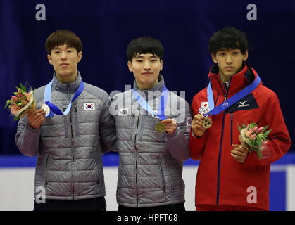 Sapporo, Giappone. Il 22 febbraio, 2017. Medaglia d'oro della Corea del Sud Yira Seo (C), medaglia d'argento la Corea del Sud del peccato Dawoon (L) e medaglia di bronzo del Giappone Watanabe Keita pongono sul podio durante la cerimonia di premiazione degli uomini 1000m di short track pattinaggio di velocità della concorrenza a 2017 Sapporo dei Giochi Invernali Asiatici a Sapporo, Giappone, 22 febbraio, 2017. Credito: Yang Shiyao/Xinhua/Alamy Live News Foto Stock
