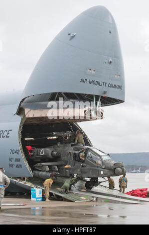 Ramstein-Miesenbach, Germania. Il 22 febbraio, 2017. Un AH-64 Apache elicottero combattimento viene consegnato a Ramstein Air Base da una galassia C-5 transporter in Ramstein-Miesenbach, Germania, 22 febbraio 2017. Il primo Apache elicotteri da combattimento sono arrivati per l'operazione americana "Atlantic risolvere" Mercoledì a Ramstein. Essi provengono da Fort Bliss in Texas e sono volato da El Paso a Ramstein. Foto: Martin Goldhahn/dpa/Alamy Live News Foto Stock