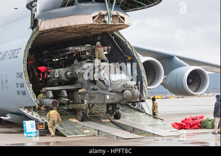 Ramstein-Miesenbach, Germania. Il 22 febbraio, 2017. Un AH-64 Apache elicottero combattimento viene consegnato a Ramstein Air Base da una galassia C-5 transporter in Ramstein-Miesenbach, Germania, 22 febbraio 2017. Il primo Apache elicotteri da combattimento sono arrivati per l'operazione americana "Atlantic risolvere" Mercoledì a Ramstein. Essi provengono da Fort Bliss in Texas e sono volato da El Paso a Ramstein. Foto: Martin Goldhahn/dpa/Alamy Live News Foto Stock