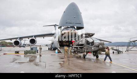 Ramstein-Miesenbach, Germania. Il 22 febbraio, 2017. Un AH-64 Apache elicottero combattimento viene consegnato a Ramstein Air Base da una galassia C-5 transporter in Ramstein-Miesenbach, Germania, 22 febbraio 2017. Il primo Apache elicotteri da combattimento sono arrivati per l'operazione americana "Atlantic risolvere" Mercoledì a Ramstein. Essi provengono da Fort Bliss in Texas e sono volato da El Paso a Ramstein. Foto: Martin Goldhahn/dpa/Alamy Live News Foto Stock