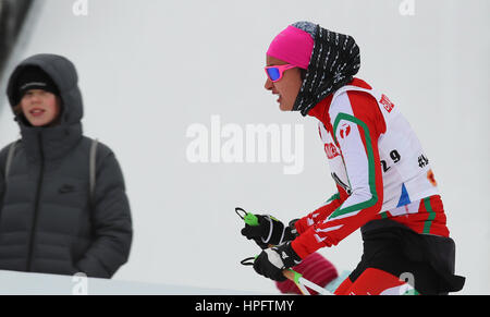 Lahti, Finlandia. Il 22 febbraio, 2017. Samaneh Beirami Baher dall'Iran corre lungo la pista durante la donna 5 km giro di qualifica a sci nordico ai Campionati Mondiali di Lahti, Finlandia, 22 febbraio 2017. Foto: Karl-Josef Hildenbrand/dpa/Alamy Live News Foto Stock