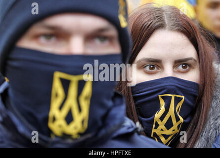 Kiev, Ucraina. Il 22 febbraio, 2017. Gli attivisti ucraini dai nazionalisti di partiti di destra ''settore destro'', ''libertà'' party e ''corpo nazionale'' partecipare a ''March della dignità nazionale'' a Kiev in Ucraina. Manifestanti richiesta dal governo ucraino per bloccare il commercio da parte di alcuni imprenditori ucraino con il russo-backed separatisti in Ucraina orientale la zona di conflitto, meno i prezzi per i servizi di pubblica utilità tariffe e contro la privatizzazione delle imprese di proprietà statale. Credito: Serg Glovny/ZUMA filo/Alamy Live News Foto Stock