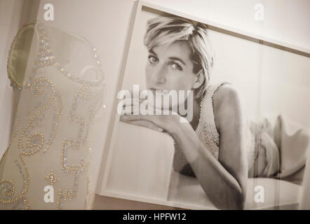Londra, Regno Unito. Il 22 febbraio, 2017. Londra, Princess' abiti e costumi. 31 Agosto, 1997. Foto scattata il 22 febbraio, 2017 mostra DIANA: la sua storia di moda' mostra tenutasi presso il Kensington Palace a Londra, Gran Bretagna. La mostra DIANA: la sua storia di moda", che presenta un numero di la principessa' abiti e costumi, sarà aperto al pubblico il 24 febbraio come parte degli eventi per commemorare la vita della principessa Diana in occasione del ventesimo anniversario della sua morte a Parigi il 31 agosto 1997. Credito: Xinhua/Alamy Live News Foto Stock