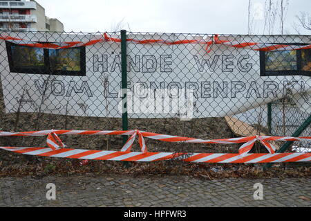 Lankwitz, Berlino, Germania. Il 22 febbraio 2017. La protesta contro la cancellazione di 200 alberi di Lankwitz, Berlino, Germania. In Leonorenpark Senato di Berlino sarà costruire alloggi per i rifugiati. Credito: Markku Rainer Peltonen/Alamy Live News Foto Stock