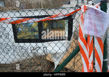 Lankwitz, Berlino, Germania. Il 22 febbraio 2017. La protesta contro la cancellazione di 200 alberi di Lankwitz, Berlino, Germania. In Leonorenpark Senato di Berlino sarà costruire alloggi per i rifugiati. Credito: Markku Rainer Peltonen/Alamy Live News Foto Stock