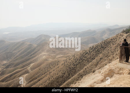 Cisgiordania, Israele. Il 22 febbraio, 2017. A sud est di vista il deserto della Giudea da Mitzpe Yericho. I religiosi comunale insediamento israeliano di Mitzpe Yericho in Cisgiordania, a est di Gerusalemme, fondata nel 1977, vanta una fiorente villaggio eretto dal deserto arido. I loro vicini, alcuni 6.000 Cisgiordania beduini Jahalin si trovano di fronte a un futuro incerto sotto la minaccia di sfratto dalla terra vagano tra Gerusalemme Est e la Valle del Giordano, per essere reinsediati a nord di Gerico. Il Jahalin hanno discusso il loro caso in tribunale israeliano dal 2011. Foto Stock