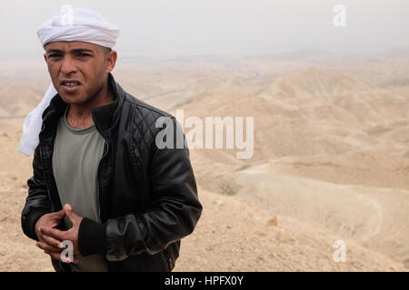 Cisgiordania, Israele. Il 22 febbraio, 2017. Un uomo beduini della tribù Jahalin domina il deserto della Giudea. Alcuni 6.000 Cisgiordania beduini Jahalin si trovano di fronte a un futuro incerto sotto la minaccia di sfratto dalla terra vagano tra Gerusalemme Est e la Valle del Giordano, per essere reinsediati a nord di Gerico. Il Jahalin hanno discusso il loro caso in tribunale israeliano dal 2011. Foto Stock